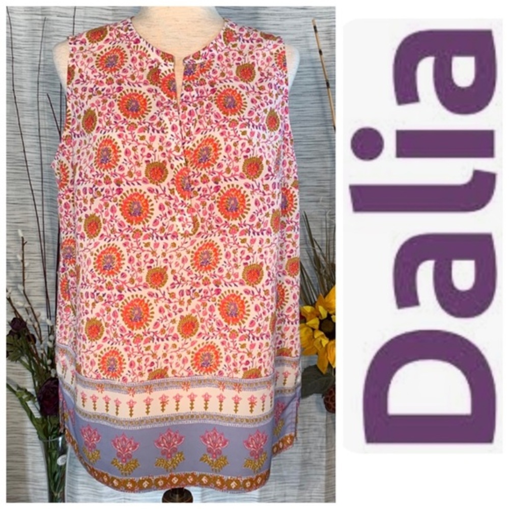 Dalia white base multicolored sleeveless pullover blouse.